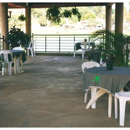 Royal Lake View Gardens 캄팔라 외부 사진