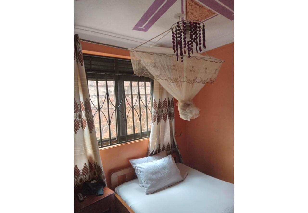 Royal Lake View Gardens 캄팔라 외부 사진