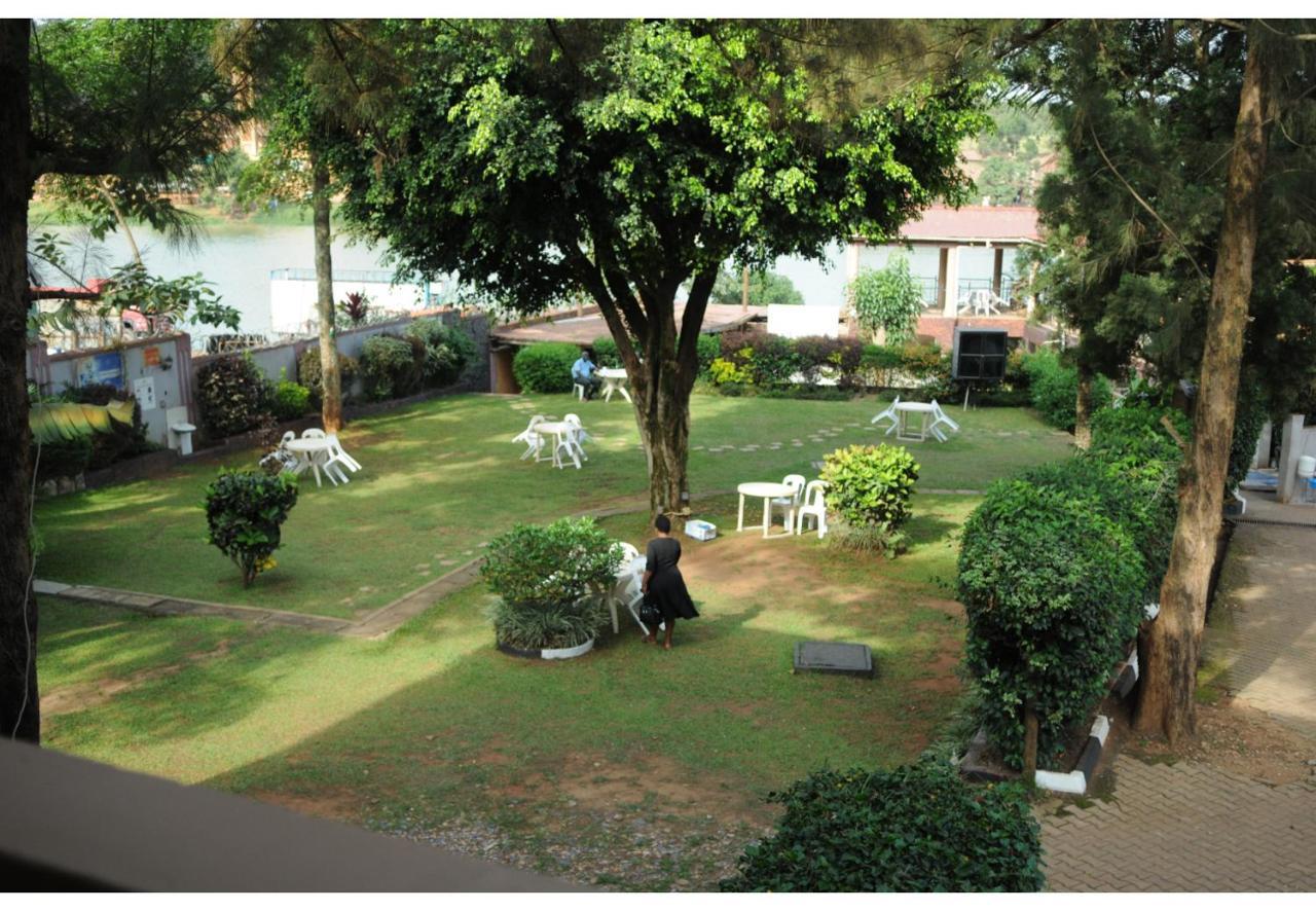 Royal Lake View Gardens 캄팔라 외부 사진