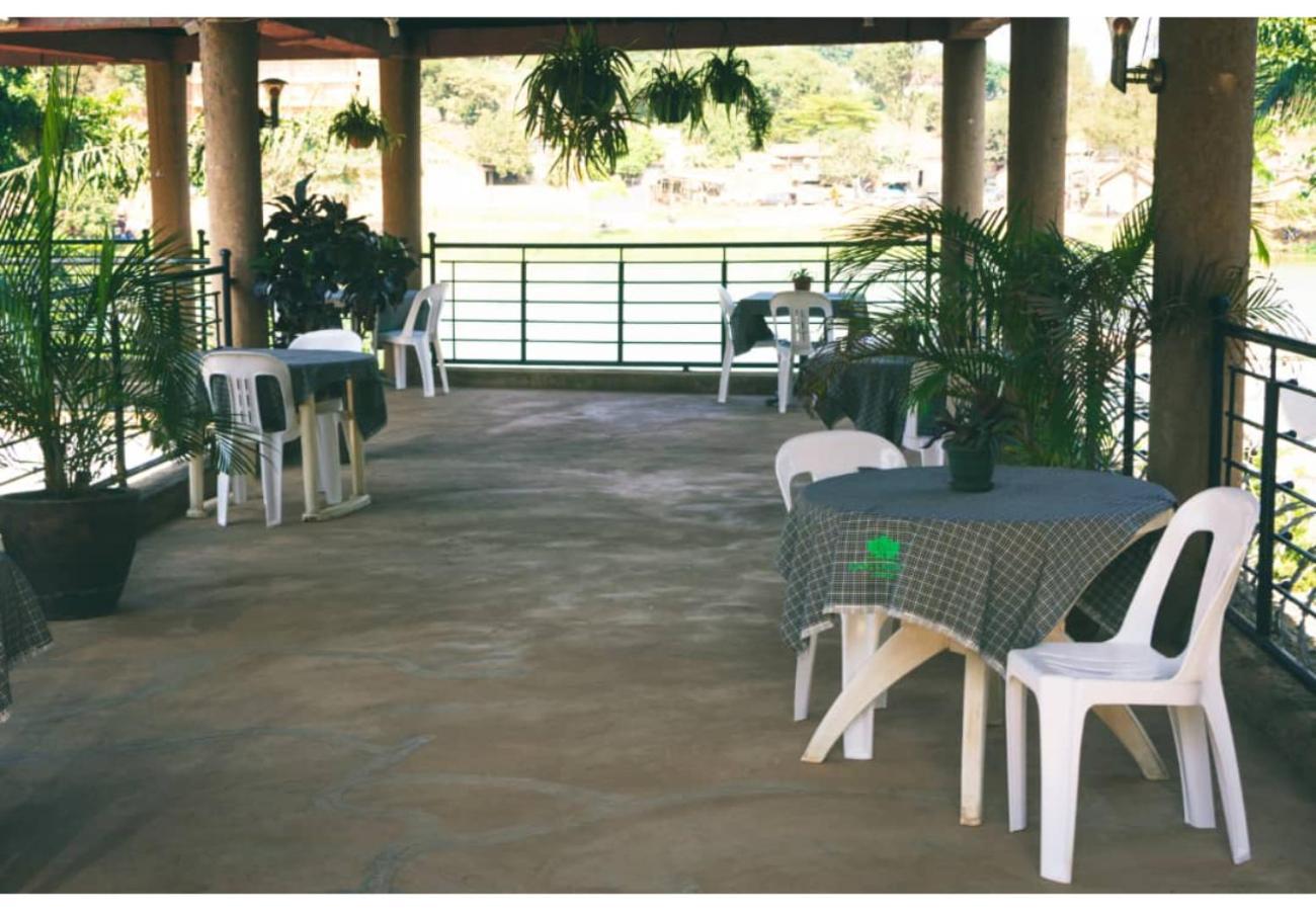 Royal Lake View Gardens 캄팔라 외부 사진