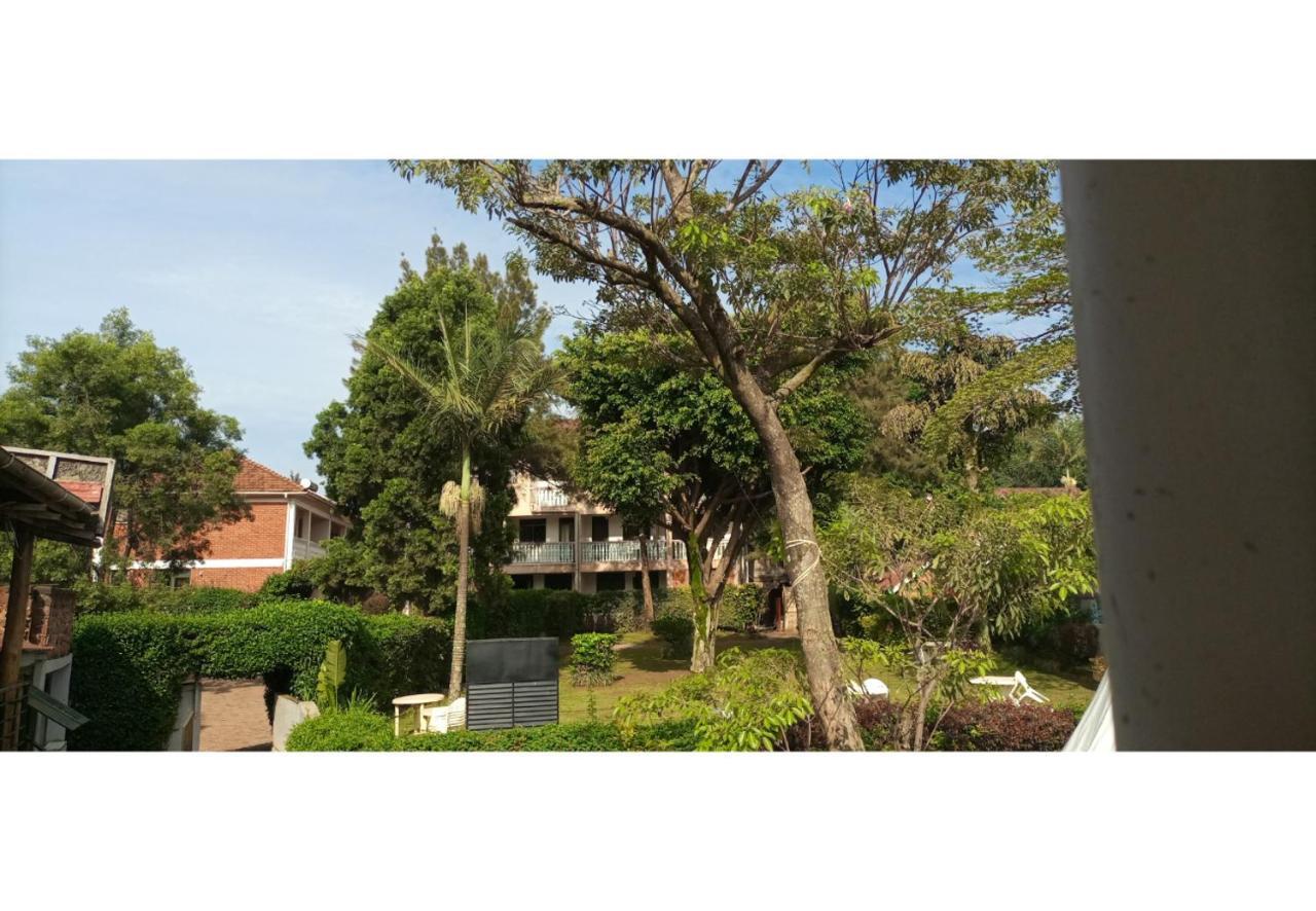 Royal Lake View Gardens 캄팔라 외부 사진