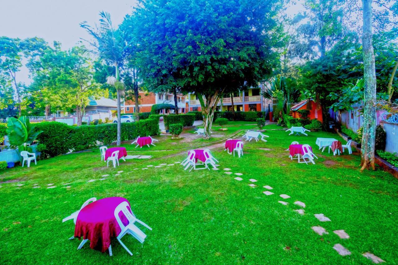 Royal Lake View Gardens 캄팔라 외부 사진